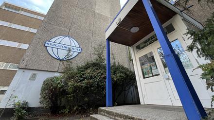 Der Haupteingang der Mercator-Grundschule in Lichterfelde-Süd: Von außen sieht die Schule wenig einladend aus.