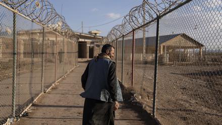Ein afghanischer Mann geht am afghanisch-iranischen Grenzübergang Islam Qala entlang. 
