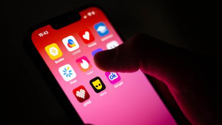 Dating-Apps auf einem Handybildschirm. 