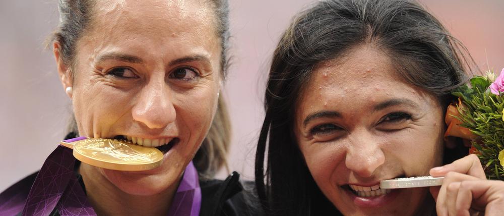 Verbissen. Cakir Alptekin Asli (links) und Gamze Bulut bei der Siegerehrung 2012 in London.