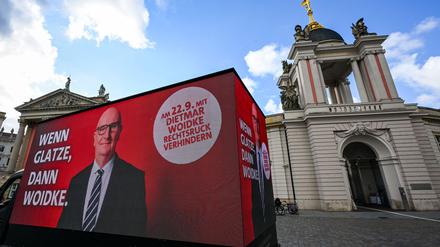 Mit der Glatze des Ministerpräsidenten wirbt die Brandenburger SPD im Wahlkampf gegen rechts.