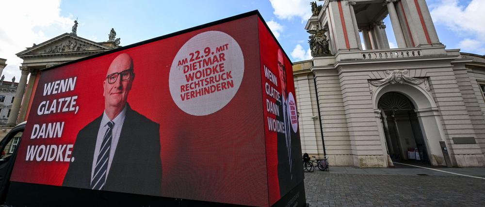 Mit der Glatze des Ministerpräsidenten wirbt die Brandenburger SPD im Wahlkampf gegen rechts.