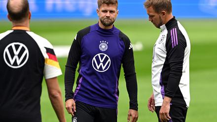 Das wird nix. Niclas Füllkrug (M) steht Bundestrainer Julian Nagelsmann während des Abschlusstrainings in Amsterdam zusammen. 