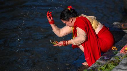 Hier scheint Beten noch zu helfen. Eine gläubige Hinduistin an den Ufern des nepalesischen Bagmati in Kathmandu. 