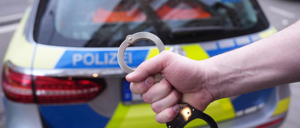 Die Polizei fahndet nach einem Mann, der eine Bankfiliale in Guben überfallen hat. (Symbolbild)