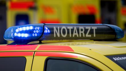 Ein Notarztwagen mit Blaulicht.