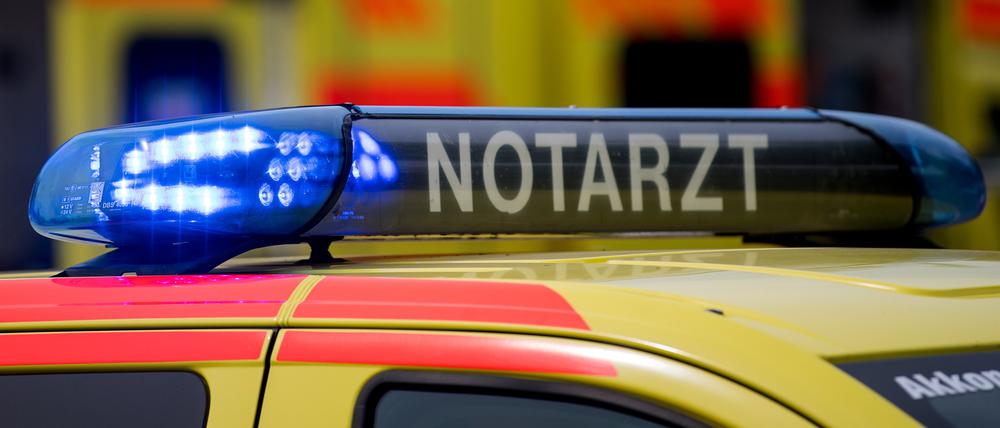 Ein Notarztwagen mit Blaulicht.