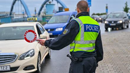Die Bundespolizei kontrolliert den Einreiseverkehr am deutsch-polnischen Grenzübergang Stadtbrücke zwischen Frankfurt (Oder) und Slubice. 