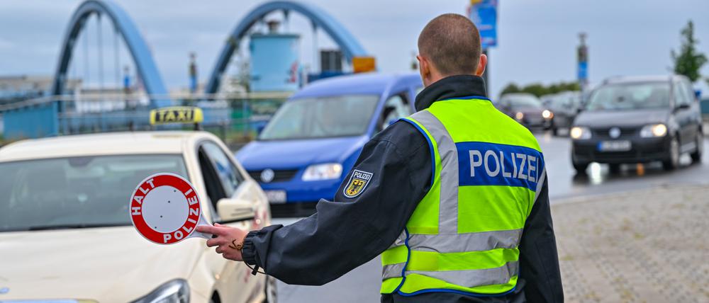 Die Bundespolizei kontrolliert den Einreiseverkehr am deutsch-polnischen Grenzübergang Stadtbrücke zwischen Frankfurt (Oder) und Slubice.