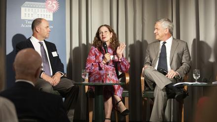 Auf dem Podium der American Academy in Berlin diskutieren die Wissenschaftler.