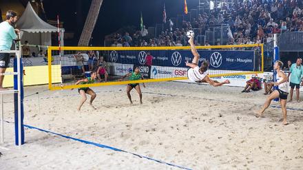Footvolley (am Ball Nationalspieler Joel Nisslein) ist eine spektakuläre Angelegenheit. In Deutschland sind etwa 300 Spielerinnen und Spieler aktiv. 