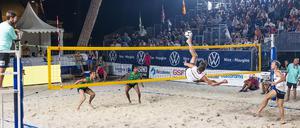 Footvolley (am Ball Nationalspieler Joel Nisslein) ist eine spektakuläre Angelegenheit. In Deutschland sind etwa 300 Spielerinnen und Spieler aktiv. 