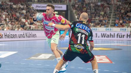 Lasse Bredekjaer Andersson von den Füchsen spielt ebenso wie Magdeburg (rechts Daniel Pettersson) in der Champions League. 