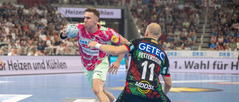 Lasse Bredekjaer Andersson von den Füchsen spielt ebenso wie Magdeburg (rechts Daniel Pettersson) in der Champions League.