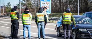 Grenzkontrolle im bayerischen Füssen - die Bundesregierung plant deren Ausweitung, die Unionsfraktion will noch mehr.