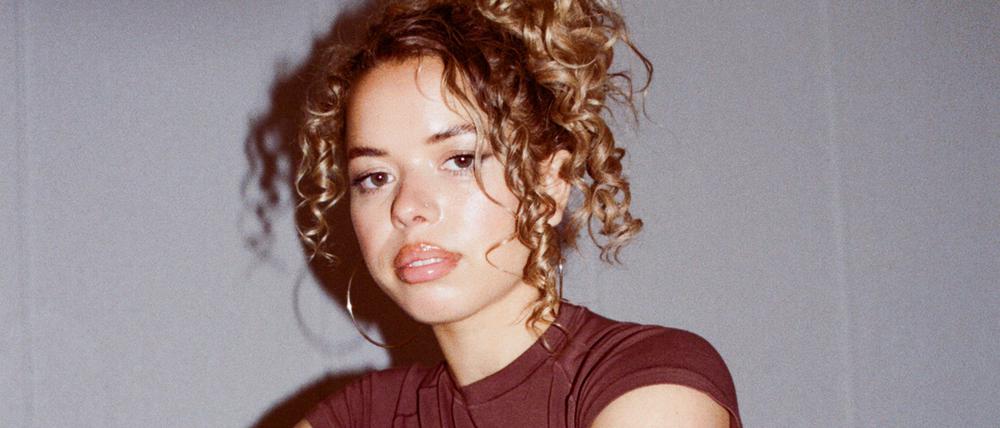 Die britische Musikerin Nilüfer Yanya.