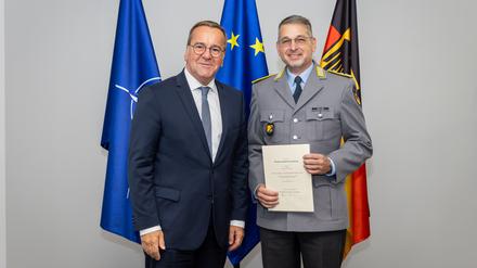 Verteidigungsminister Boris Pistorius überreichte am Dienstag dem FDP-Mann Alexander Müller seine Ernennungsurkunde als Oberstleutnant der Reserve.