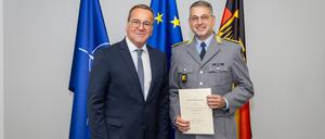 Verteidigungsminister Boris Pistorius überreichte am Dienstag dem FDP-Mann Alexander Müller seine Ernennungsurkunde als Oberstleutnant der Reserve.