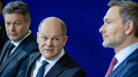 Robert Habeck, Bundesminister für Wirtschaft und Klimaschutz, Bundeskanzler Olaf Scholz und Christian Lindner, Bundesminister der Finanzen, geben ein Pressestatement. 