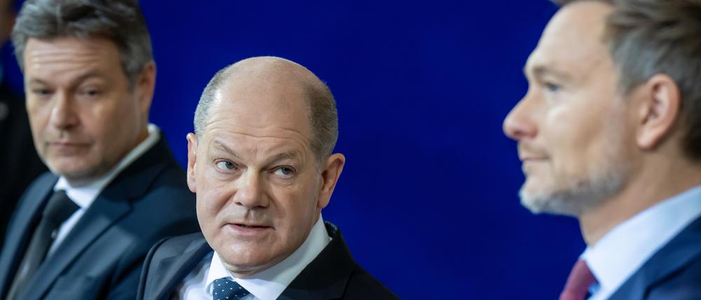 Robert Habeck, Bundesminister für Wirtschaft und Klimaschutz, Bundeskanzler Olaf Scholz und Christian Lindner, Bundesminister der Finanzen, geben ein Pressestatement.