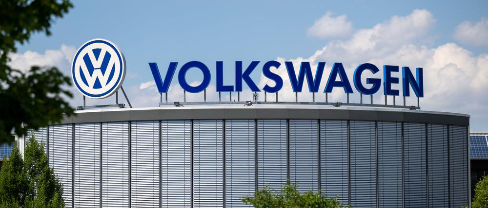 ARCHIV - 05.07.2022, Sachsen, Chemnitz: Das Logo des Volkswagen-Konzerns ist auf dem Dach des Motorenwerkes in Chemnitz zu sehen. Das Werk produziert Motoren und Komponenten für die Fahrzeugwerke des VW-Konzerns. (zu dpa: ««Die Truppe ist sauer» - Sorge um Zukunft von VW-Motorenwerk») Foto: Hendrik Schmidt/dpa +++ dpa-Bildfunk +++