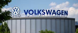 ARCHIV - 05.07.2022, Sachsen, Chemnitz: Das Logo des Volkswagen-Konzerns ist auf dem Dach des Motorenwerkes in Chemnitz zu sehen. Das Werk produziert Motoren und Komponenten für die Fahrzeugwerke des VW-Konzerns. (zu dpa: ««Die Truppe ist sauer» - Sorge um Zukunft von VW-Motorenwerk») Foto: Hendrik Schmidt/dpa +++ dpa-Bildfunk +++