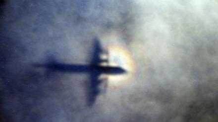 Ein Seeaufklärungsflugzeug vom Typ „P-3 Orion“ bei einem Sucheineinsatz nach der vermissten Maschine im südlichen Indischen Ozean.