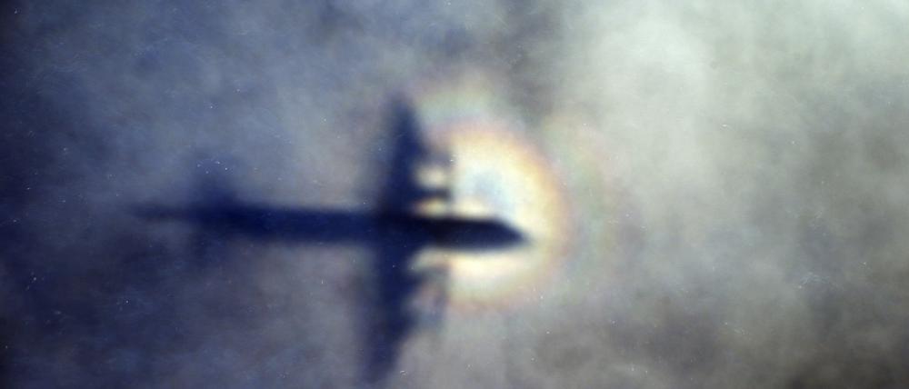 Ein Seeaufklärungsflugzeug vom Typ „P-3 Orion“ bei einem Sucheineinsatz nach der vermissten Maschine im südlichen Indischen Ozean.