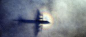 Ein Seeaufklärungsflugzeug vom Typ „P-3 Orion“ bei einem Sucheineinsatz nach der vermissten Maschine im südlichen Indischen Ozean.