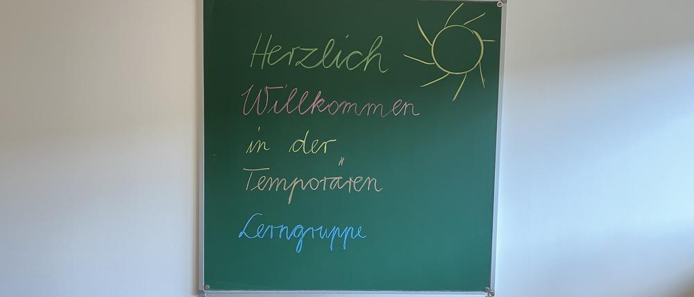 Die Grundschule am Humboldtring in Potsdam erhält von Bildungsstaatssekretärin Claudia Zinke die Plakette als Schule im Startchancen-Programm von Bund und Ländern.