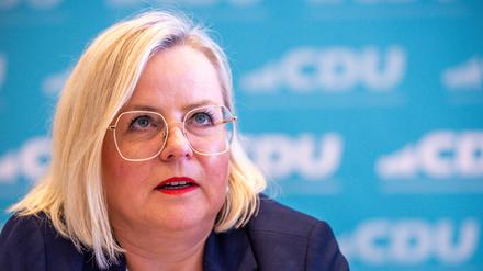 Die bisherige FDP-Landtagsabgeordnete Sabine Enseleit wird bei einem Pressetermin der CDU-Fraktion im Landtag von Mecklenburg-Vorpommern als neues Fraktionsmitglied vorgestellt. Enseleit hat ihren Austritt aus der FDP-Fraktion erklärt und wird künftig in der CDU mitarbeiten.  