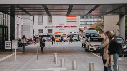 Vor der Notaufnahme am Charité-Bettenturm auf dem Campus Berlin-Mitte.