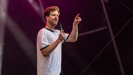Comedian Luke MOCKRIDGE beim Live Auftritt.