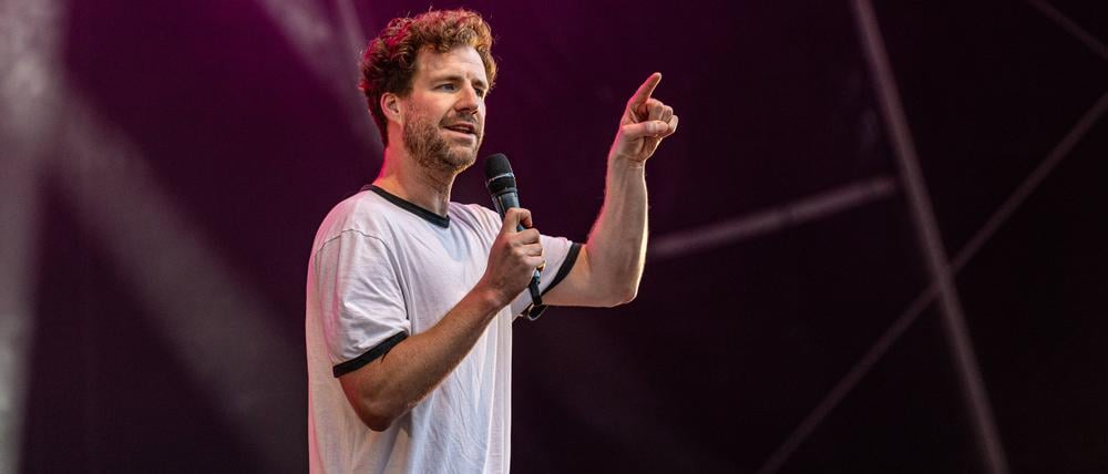 Comedian Luke MOCKRIDGE beim Live Auftritt.