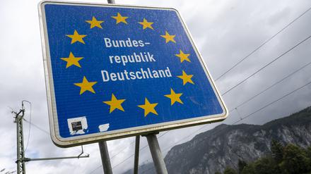 Ein Schild mit der Aufschrift „Bundesrepublik Deutschland“ steht an einem kleinen Grenzübergang bei Kiefersfelden. 