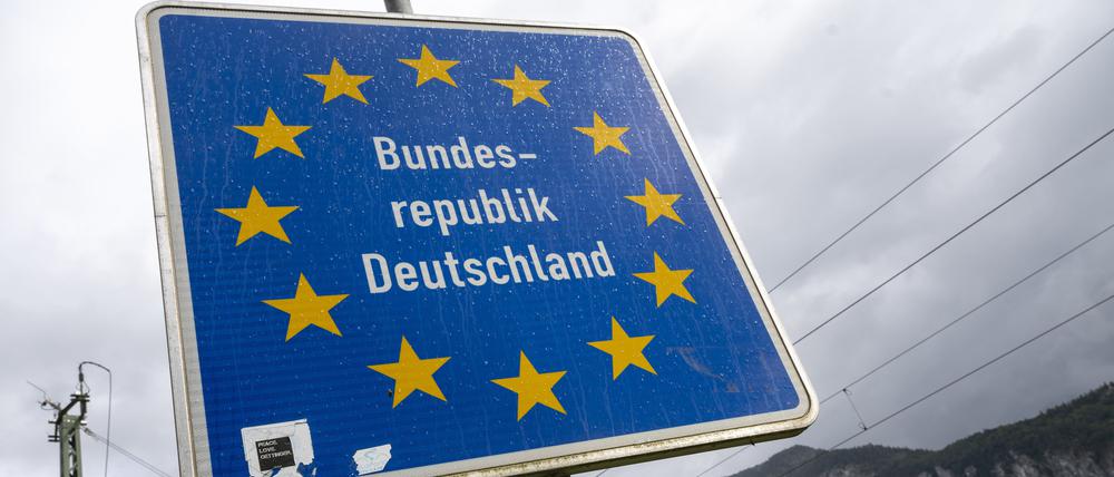 Ein Schild mit der Aufschrift „Bundesrepublik Deutschland“ steht an einem kleinen Grenzübergang bei Kiefersfelden.