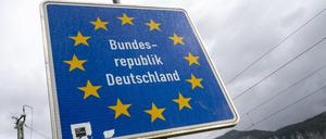 Ein Schild mit der Aufschrift „Bundesrepublik Deutschland“ steht an einem kleinen Grenzübergang bei Kiefersfelden. 