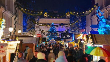 Eine Befragung zeigt die Unzufriedenheit von Bürgerinnen und Bürgern sowie Gewerbetreibenden mit dem Potsdamer Weihnachtmarkt „Blauer Lichterglanz“. (Archivbild)