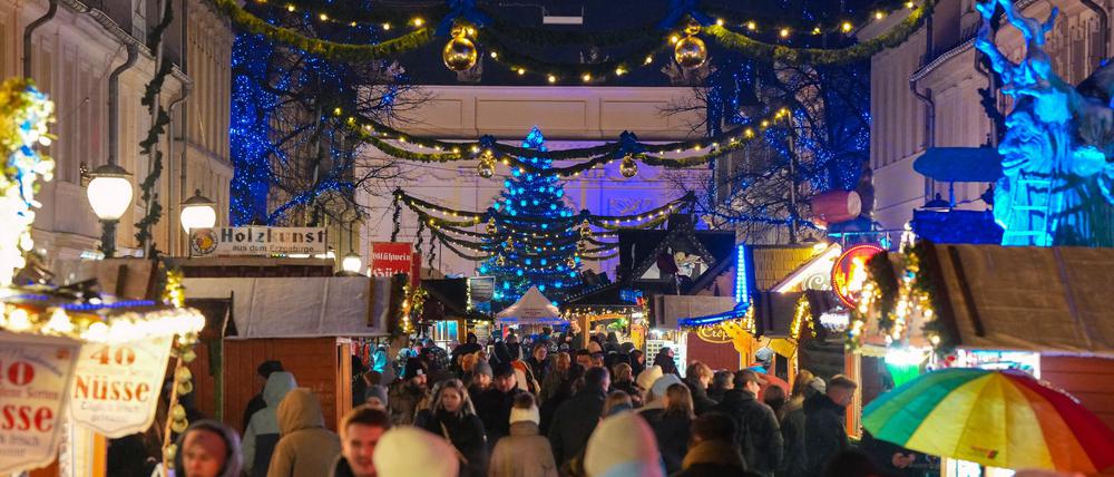 Eine Befragung zeigte zuletzt die Unzufriedenheit von Bürgerinnen und Bürgern sowie Gewerbetreibenden mit dem Potsdamer Weihnachtmarkt „Blauer Lichterglanz“. (Archivbild)