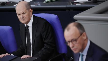 Friedrich Merz, CDU-Bundesvorsitzender und Unionsfraktionsvorsitzender, spricht neben Bundeskanzler Olaf Scholz im Bundestag.