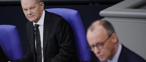 Friedrich Merz, CDU-Bundesvorsitzender und Unionsfraktionsvorsitzender, spricht neben Bundeskanzler Olaf Scholz im Bundestag.