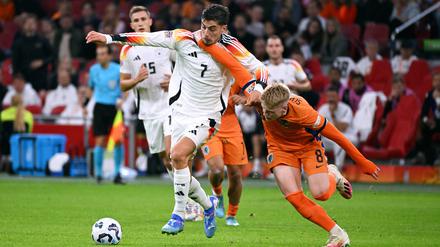 Harter Kampf. Kai Havertz (links) behauptet sich im Duell mit Jerdy Schouten.