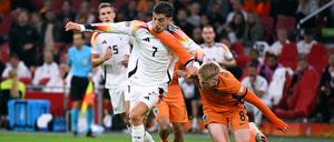 Harter Kampf. Kai Havertz (links) behauptet sich im Duell mit Jerdy Schouten.