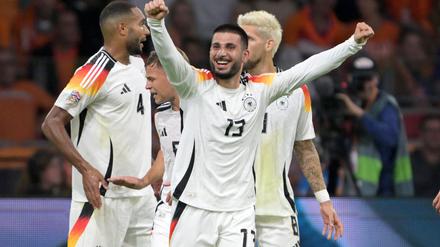 Deniz Undav (M) jubelt nach seinem ersten Länderspieltor.