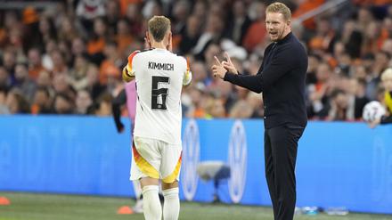 10.09.2024, Niederlande, Amsterdam: Fußball, Nations League A, Niederlande - Deutschland, Gruppenphase, Gruppe 3, Spieltag 2, Johann Cruyff ArenA, Deutschlands Joshua Kimmich (l) bespricht sich mit Bundestrainer Julian Nagelsmann. Foto: Peter Dejong/AP +++ dpa-Bildfunk +++