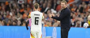 10.09.2024, Niederlande, Amsterdam: Fußball, Nations League A, Niederlande - Deutschland, Gruppenphase, Gruppe 3, Spieltag 2, Johann Cruyff ArenA, Deutschlands Joshua Kimmich (l) bespricht sich mit Bundestrainer Julian Nagelsmann. Foto: Peter Dejong/AP +++ dpa-Bildfunk +++