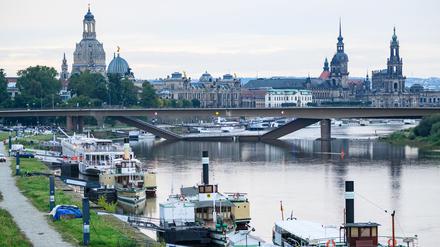 Teile der Carolabrücke über der Elbe sind eingestürzt. 
