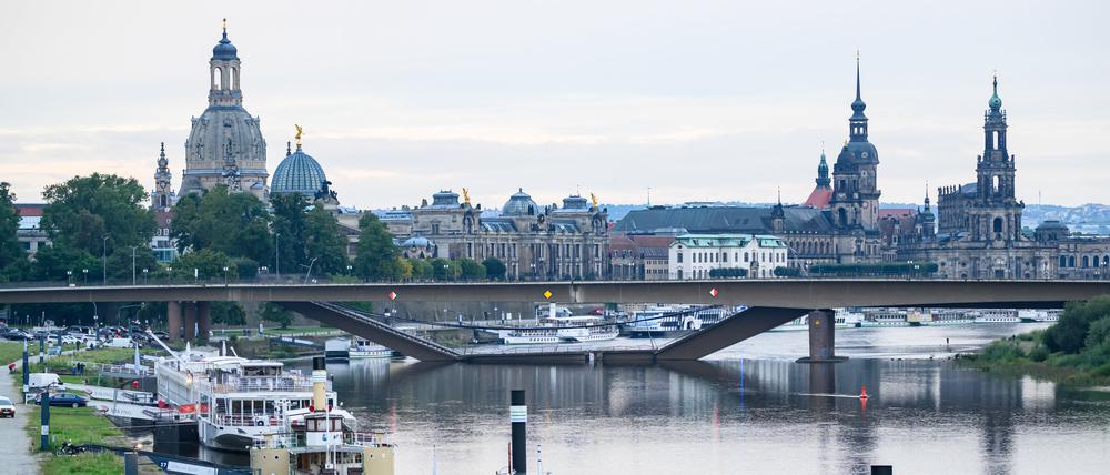 Teile der Carolabrücke über der Elbe sind eingestürzt. 