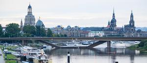Teile der Carolabrücke über der Elbe sind eingestürzt.