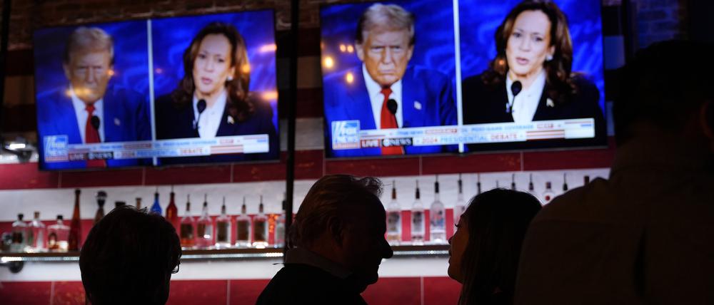 US-Amerikaner verfolgen die TV-Debatte zwischen Harris und Trump in der Bar „Angry Elephant Bar and Grill“. 